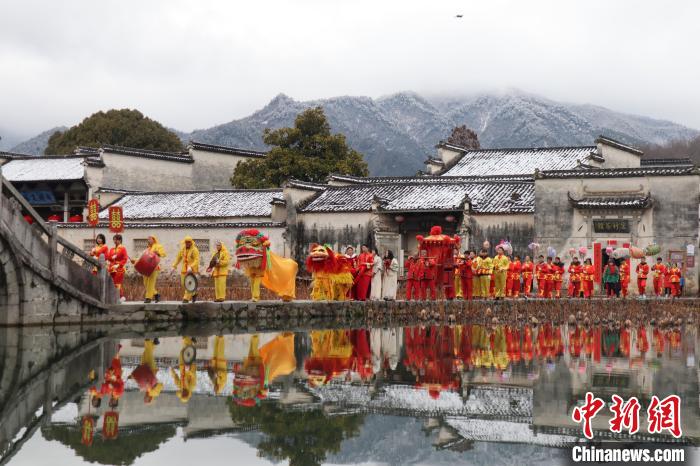 新人沿着南湖外堤前往亭前大树，新人绕吉祥树(红杨)三圈，寓示夫妻百年好合，早生贵子。　方龙 摄