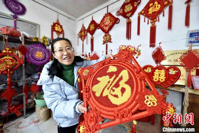 李建霞在展示中国结饰品。　赵玉国 摄