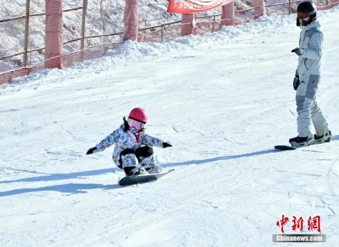 河北省石家庄市小朋友在一处滑雪场乐享冰雪运动。中新社记者 翟羽佳 摄