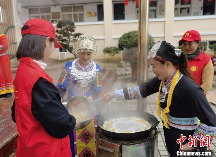 煮汤圆 郑灵芝 摄