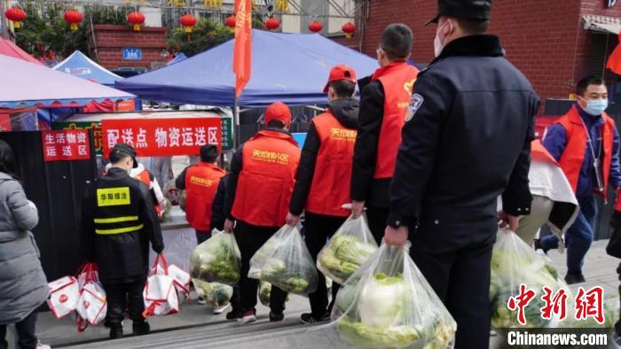 志愿者为居民配送分装好的食品。　李旭东 摄