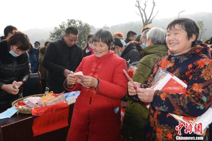 2022年1月18日，重庆南岸区南山街道放牛村举行村股份经济合作联合社分红大会。2021年全村“三变”改革红利近290万元，分发给1164位村民。中新社记者 何蓬磊 摄