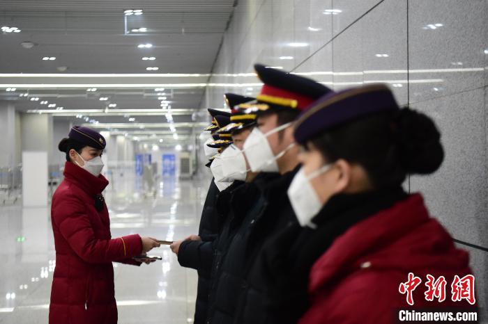 2月14日，在合肥南站，列车长刘璐(左一)对乘务人员进行点名 受访者供图