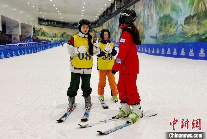 游客在天台山雪乐园体验冰雪运动 徐平 摄