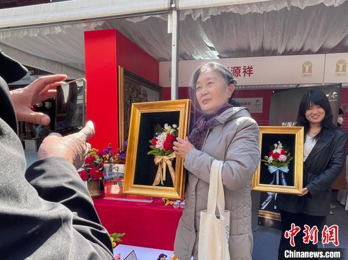 2月24日，在上海豫园，市民游客争相与“冬奥花束”合影。　郑莹莹 摄