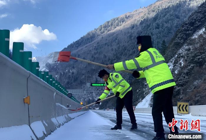 高速公安正在清理道路积雪。　四川高速公安一支队供图