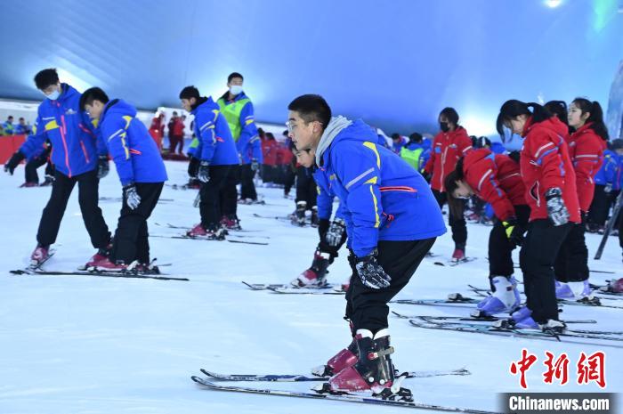 温州中学新疆部的学生体验滑雪运动。　陈英 供图