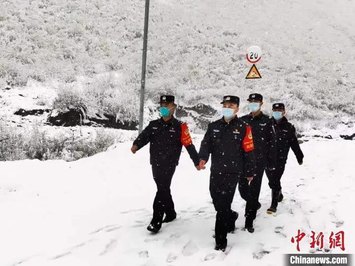 图为民警在雪地中巡逻。腾冲边检站供图