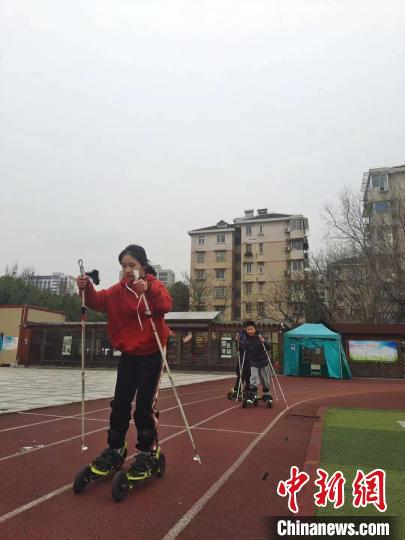 杭州市德胜小学学生在上越野轮滑社团课。　杭州市德胜小学供图