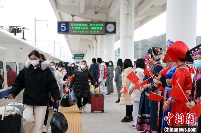 当地民众欢送抗疫人员乘车返程。　封荣权 摄