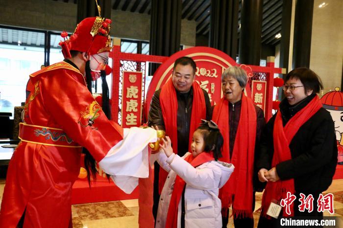 山东青岛游客一家“接财神” 项菁 摄