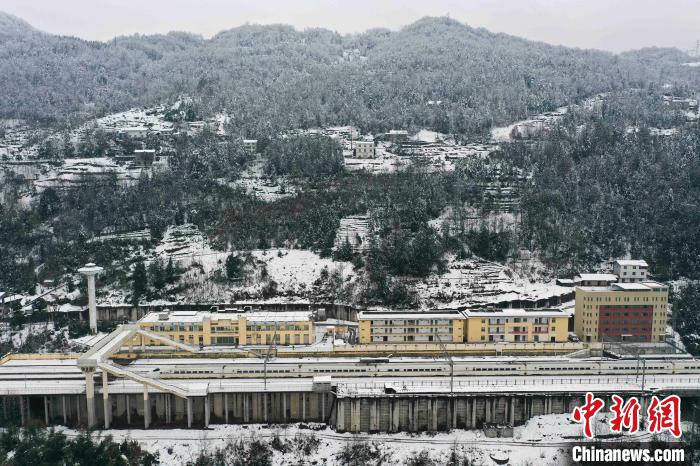 宜万铁路长阳站地处武陵山区 陈龙 摄