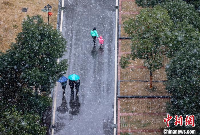 武汉市民冒雪出行 张畅 摄