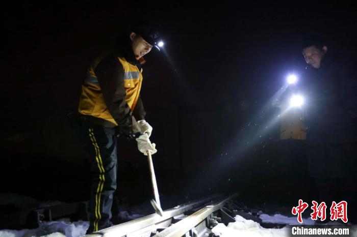 张建明休班加岗参与应急扫雪除冰(资料图) 陈龙 摄