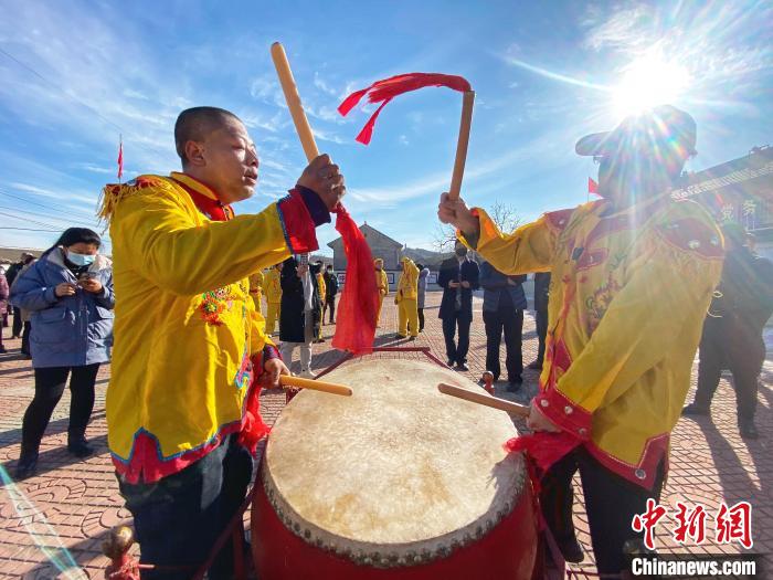 河北迁西县船庄村村民服务中心广场锣鼓喧天，村民载歌载舞，欢庆虎年新春。　赵亮 摄