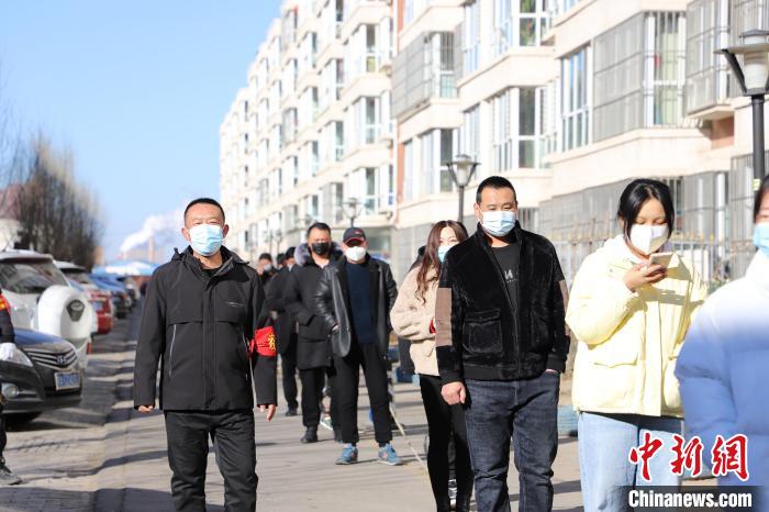 图为魏瑞敏维持核酸检测现场秩序。　张林虎 摄