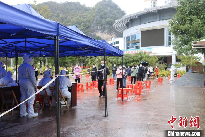 德保县民众冒雨接受核酸筛查。　陈秋霞 摄