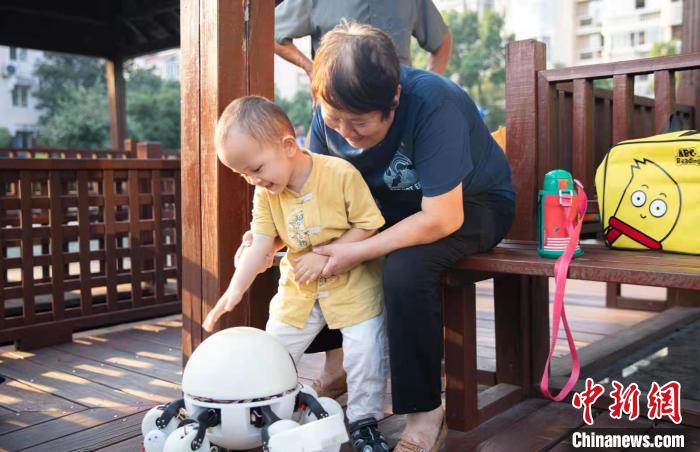 智能机器人走进浙江某社区。　王雨桐 供图