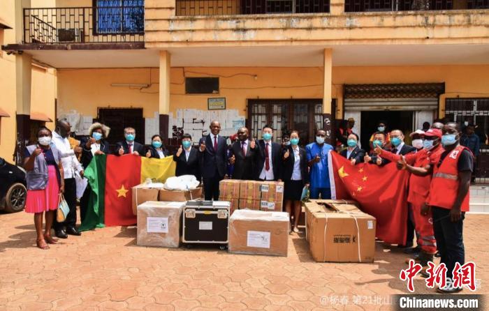 中国(山西)医疗队为受援医院申请捐赠核酸检测仪和防疫物资。　杨春 摄