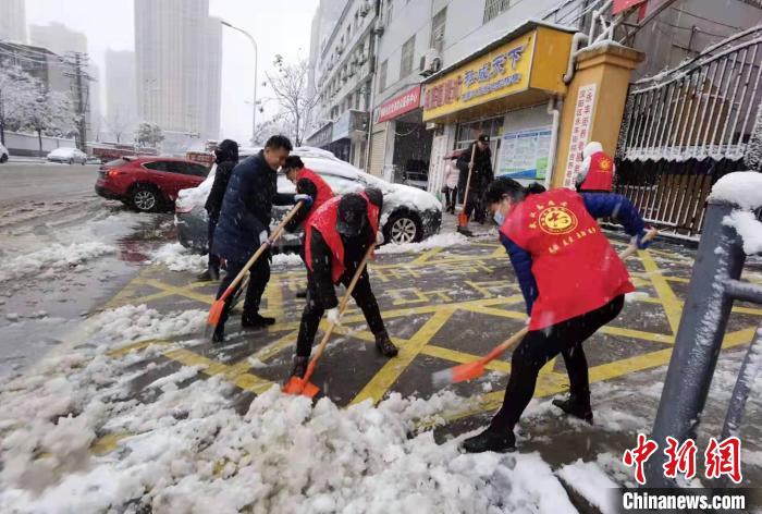 雪中忙碌的汉阳“红马甲”投入融雪防冻工作中 汉阳区永丰街供图