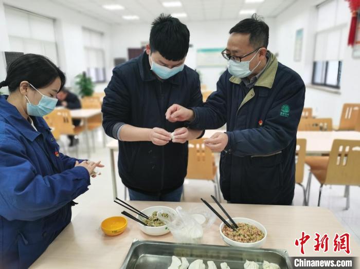 变电站工作人员一起包饺子。　张雨滴 摄