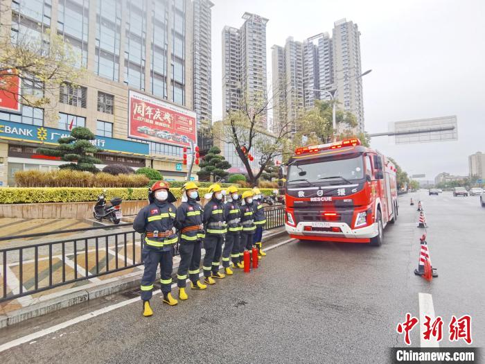 春节期间，荔城消防救援站消防员在东汇城前置执勤。　李贺庆 摄