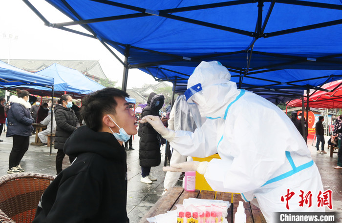 图为2月6日，广西百色市田阳区民众接受核酸检测。 中新社发 黄国顺 摄