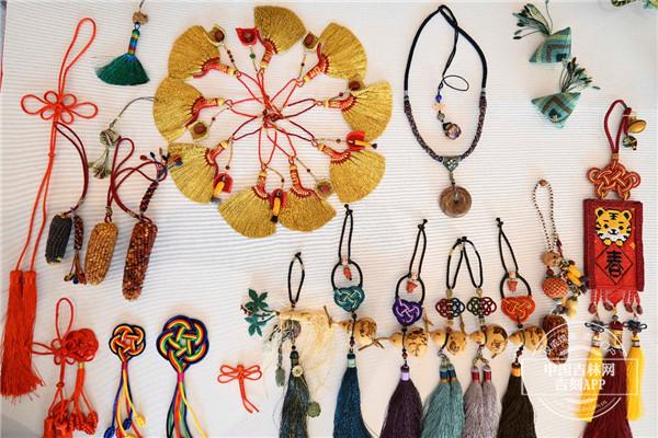 吉林省非物质文化遗产绳编展区的桌面上摆放着编好的绳编产品