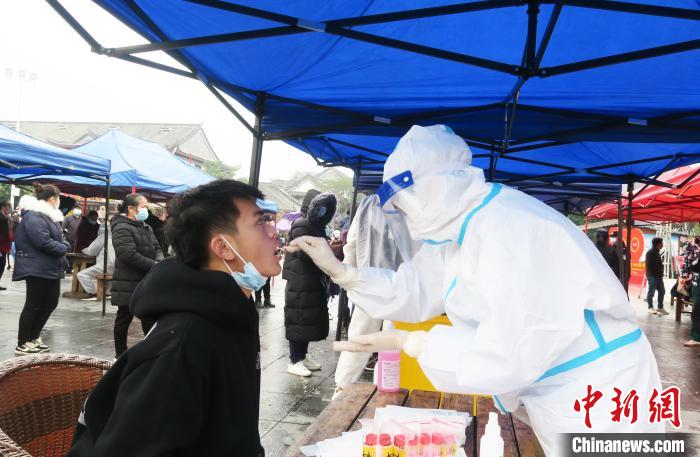 图为广西百色市田阳区加强疫情防控全员核酸检测工作。　黄国顺 摄