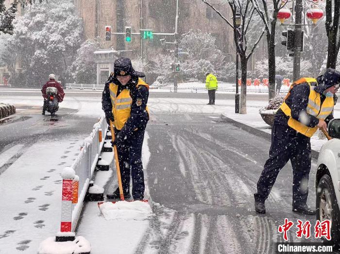 截至7日清晨6时，江苏南京全市已经出动人员2万余人次，扫雪车辆、机械1395台次，保障市民出行。　南京城管供图