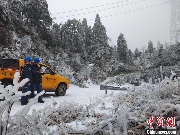 2月22日，桂林供电局输电运维人员现场观测线路覆冰厚度，为变电站启动该线路直流融冰提供更为精准数据。　唐增航 摄