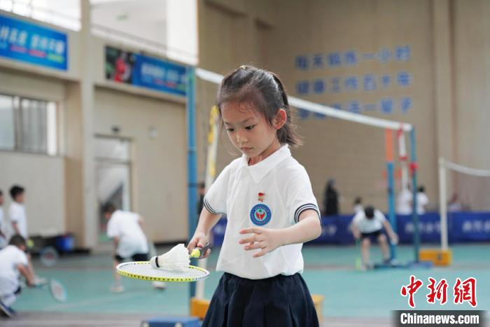 杭州一小学的课后服务内容——羽毛球。　杭州市教育局提供