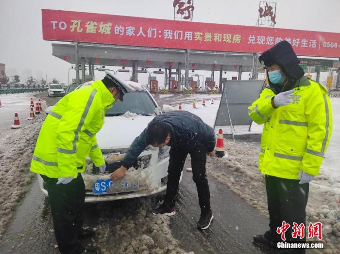 交警奋战在除雪一线。六安警方供图