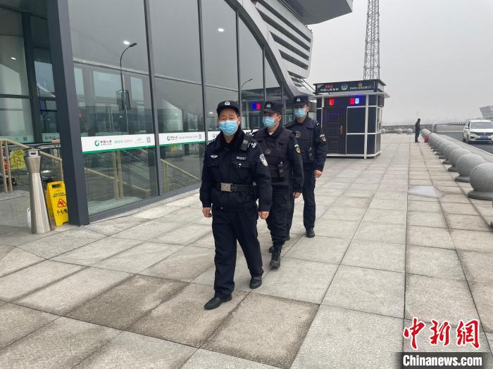 警力在高铁站巡逻 王英慧供图