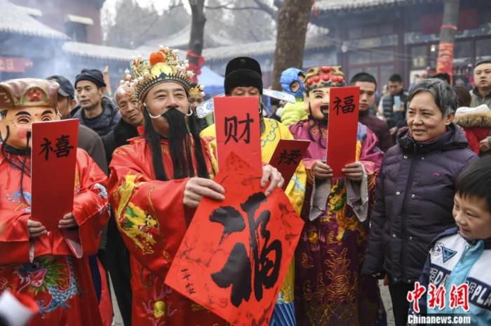 2018年2月，济南千佛山工作人员扮成“财神”为民众赐“福”。当日是农历正月初五，民间传说是财神的生日。众多民众云集济南千佛山迎“财神”，祈愿新年好运来。中新社记者 张勇 摄