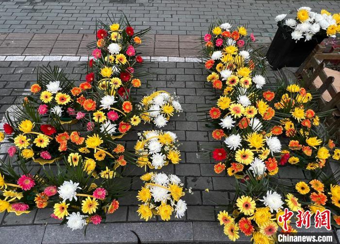 30日，岳西县城花店门口摆满各种祭祖花篮。　储玮玮 摄