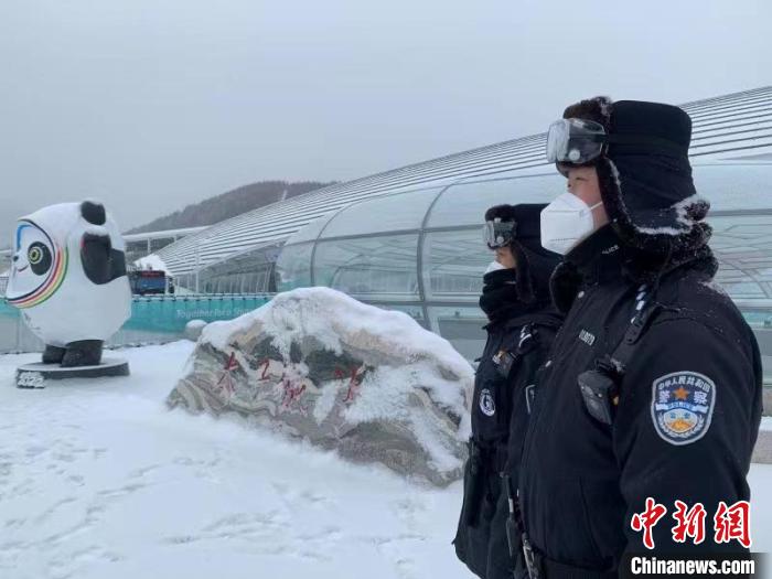 北京冬奥会期间，民警们对线路巡逻巡视。　北京铁路公安局 供图