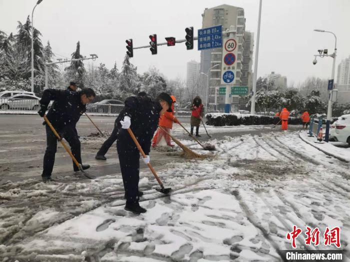 合肥市蜀山区2500余名环卫工人、1000余名城管队员7日7时全部到一线进行铲冰除雪。　 张前程 摄