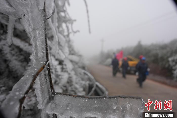 1月30日，南方电网广西新电力集团全州供电公司对东山瑶族乡覆冰线路进行巡视。　陈伯鑫 摄