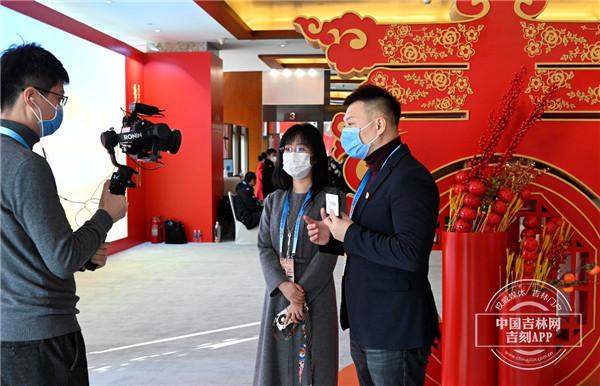 2022北京新闻中心多彩神州文化展示区，吉林文化展区工作人员向记者介绍吉林主题日的亮点和特色。