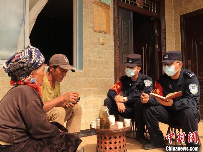 图为民警调解矛盾纠纷。　杨泽民 摄