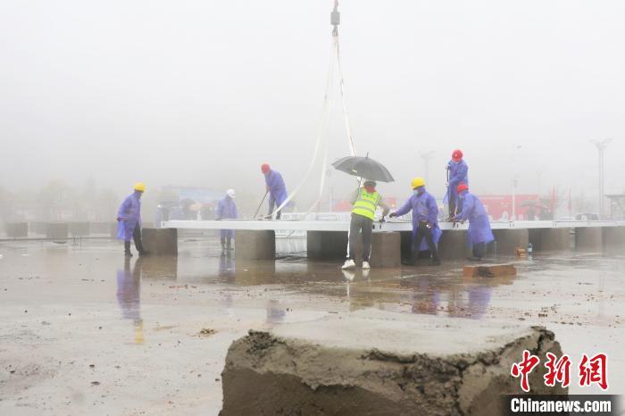 工人在雨中作业，加快推进项目建设。　蕉城区宣传部 供图