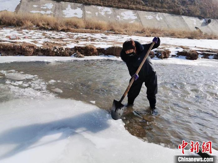 图为“水文女兵”在流域工作。　熊雅丽 摄