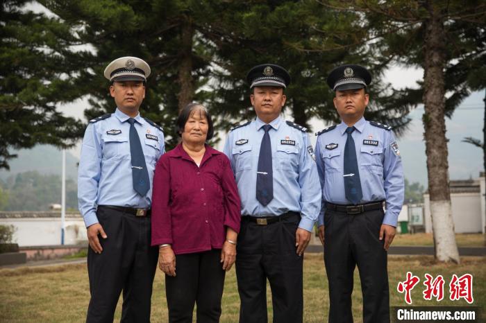 图为彭太珍和三个成为警察的儿子合影。　云南省公安厅供图