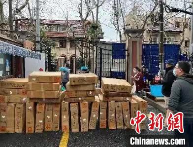 学校全力保障校内师生口罩、消毒及生活防疫物资的供应等。　上海交大医学院供图