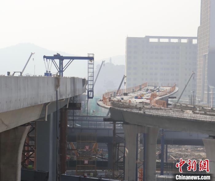 道路建设现场。　崔倩娴 摄