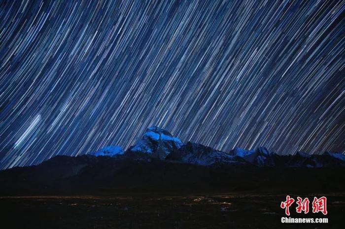 卓木拉日雪山上的星轨。金梓江 摄

