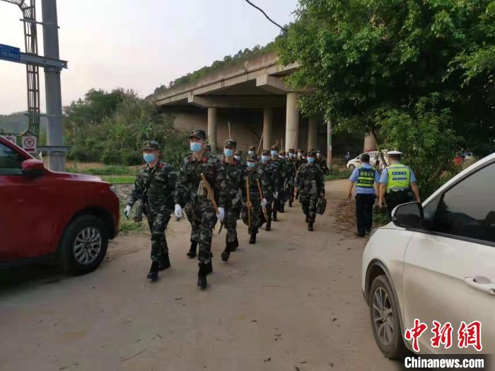 图为武警官兵进入救援现场。　江怀鹏 摄