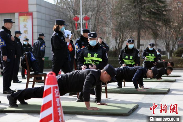 图为民警体能练兵。　冯飞 摄