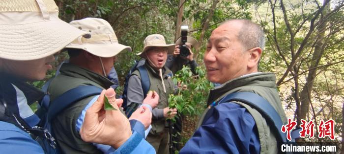 2月27日，厦门大学李振基教授(右1)直接邀请大家品自然五味。　张丽君 摄